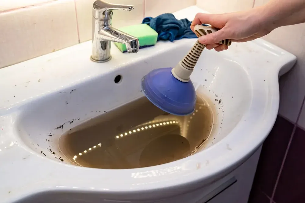 Verstopftes Waschbecken mit Pümpel